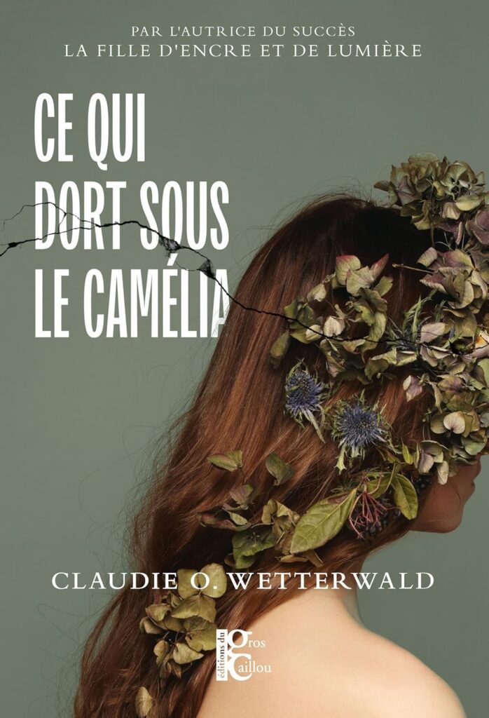 Couverture du livre Ce qui dort sous le camélia, de Claudie O. Wetterwald - qui fait partie des sorties de la rentrée littéraire 2026.